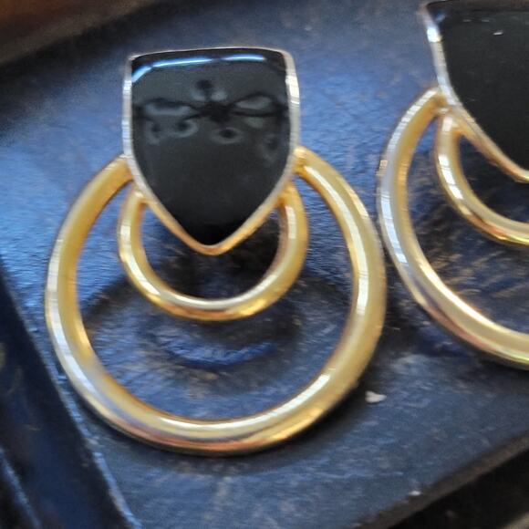 Vintage Black Enamel and Golden Loop Earrings - Timeless Elegance - Picture 6 of 7